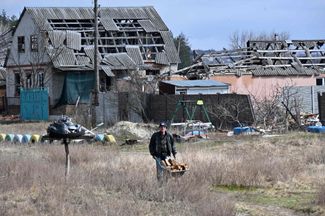 Разрушенные дома в селе Русские Тишки, примерно в 20 километрах к северо-востоку от Харькова. Как и соседние Черкасские Тишки, это село вернулось под контроль ВСУ в мае 2022 года после более двух месяцев оккупации