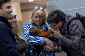 Джилл и Стивен Браунбилл увидели новорожденного внука в аэропорту Нью-Йорка, 8 ноября 2021 года