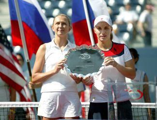 Елена Лиховцева и Светлана Кузнецова завоевали серебро в парном разряде на Открытом чемпионате США. Нью-Йорк. 13 сентября 2004 года