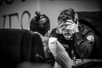 Первая партия матча Карлсен — Непомнящий уже закончилась вничью