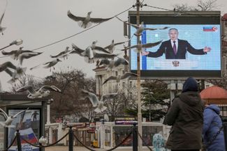 Трансляция выступления Путина на одной из улиц Севастополя