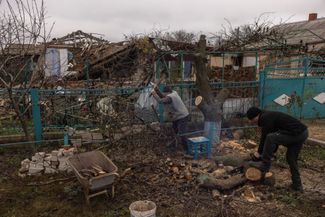 Житель села Правдино Херсонской области Виктор Цап готовит дрова на зиму. Его дом был разрушен во время обстрелов. 30 ноября 2022 года
