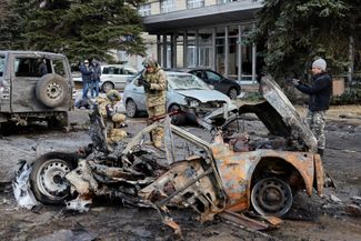 Гражданский автомобиль, сгоревший в результате обстрела Донецка
