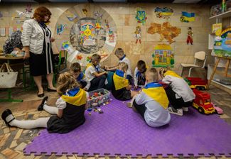 Школьные занятия на подземной станции метро в Харькове, 4 сентября 2023 года