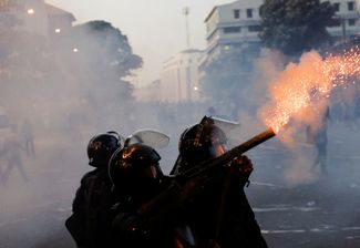 Полиция стреляет гранатами со слезоточивым газом в протестующих