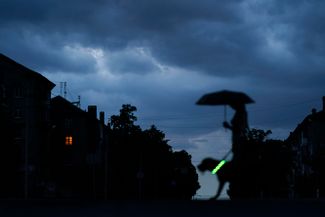 Жительница Дружковки выгуливает собаку. Многие жители города уже эвакуировались