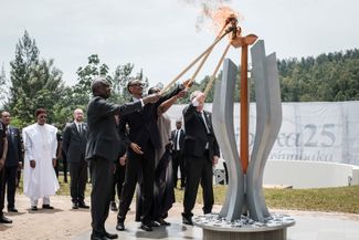 Глава комиссии Африканского союза Муса Факи Махамат, президент Руанды Поль Кагаме, его жена Жаннет Кагаме и глава Еврокомиссии Жан-Клод Юнкер на мероприятиях, посвященных 25-й годовщине геноцида в Руанде