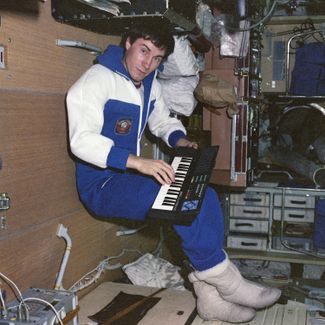 Сергей Крикалев на станции «Мир». 1988 год