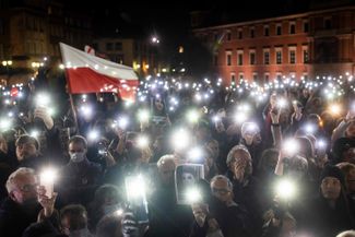 Сторонники права на аборт с портретами Изабеллы в центре Варшавы. 6 ноября 2021 года