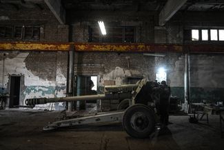 Военнослужащий ремонтно-восстановительной части Центрального военного округа России ремонтирует 122-мм гаубицу Д-30. Точное место съемки не называется. Снимок сделан 20 октября 2023 года
