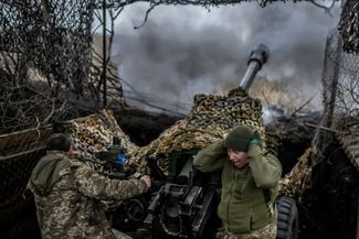 Украинские артиллеристы ведут огонь по российским войскам из британской гаубицы L119
