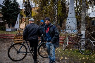 Жители поселка Дробышево в Краматорском районе ждут прибытия почты. Почтовая связь была восстановлена после занятия поселка ВСУ в ходе контрнаступления в сентябре