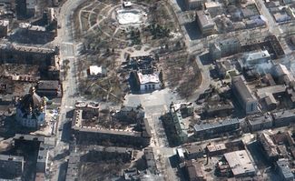 Театр драмы в Мариуполе после авиаударов 16 марта. Фото со спутника