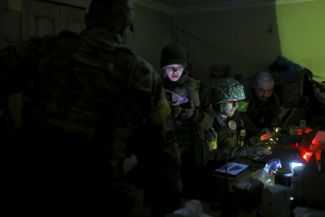Украинские военнослужащие в подвале, который используется как командный пункт в селе Русская Лозовая. Деревню к северу от Харькова отбила армия Украины.