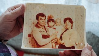 Зоя Туганова с мужем Михаилом, дочерью Катей (на руках у отца) и внуком, фотография начала 1980-х