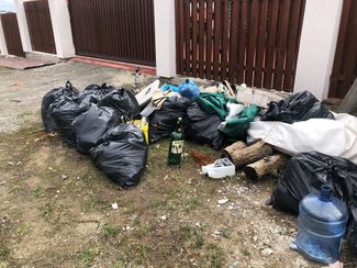 Хозяева коттеджей на Залесской улице вынесли из домов оставленный российскими солдатами мусор. 11 апреля 2022 года