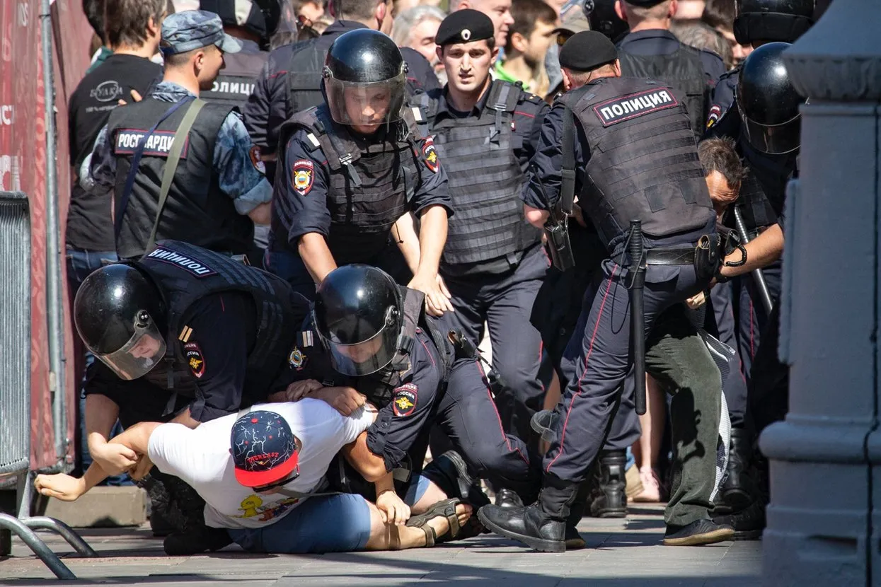 Я подумал, что сейчас просто умру на задворках ОВД» Летом 2019 года  полицейские в центре Москвы били людей. На жалобы пострадавших власти никак  не реагируют — Meduza