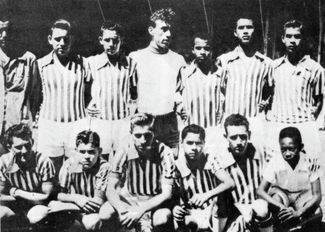 Пеле в 1948 году в качестве маскота команды «Бауру», за которую выступал нападающим его отец Дондиньо. Сам Пеле с 1953 года начал выступать за этот клуб, пока в 15 лет не заключил профессиональный контракт с «Сантосом».