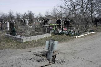 Ракета, застрявшая между могил на кладбище в Николаеве
