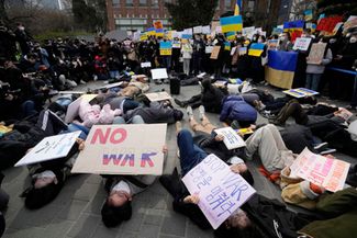 Протестующие против российского вторжения в Украину у посольства России в Сеуле, Южная Корея. 28 февраля 2022 года