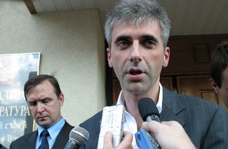 Леонид Невзлин после допроса в Следственном управлении Генеральной прокуратуры России. 2003 год
