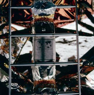 На каждом из лунных модулей Apollo на Луне были размещены памятные таблички с посланием от людей, сделавших возможным такой полет. Надпись первого севшего корабля Apollo 11 гласит «Здесь люди с планеты Земля впервые ступили на Луну, июль 1969 года н. э. Мы пришли с миром для всего человечества».