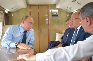 Владимир Путин, бывший полпред президента в Сибирском федеральном округе Сергей Меняйло (покинул должность в 2021 году) и Михаил Федяев (слева направо). 2018 год