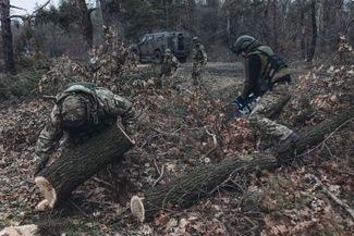 Бойцы ВСУ собирают дрова в лесу недалеко от Торецка — города, расположенного примерно в 40 километрах к северу от Донецка и в 26 километрах к северо-востоку от Горловки. С 2014 года между Торецком и Горловкой проходит линия фронта — с начала полномасштабной войны она практически не сдвинулась