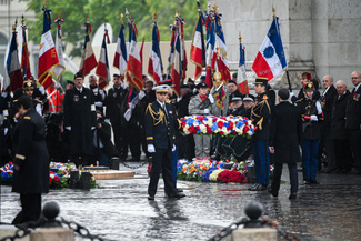 Возложение венков к Могиле Неизвестного Солдата у Триумфальной арки в Париже. 8 мая 2019 года