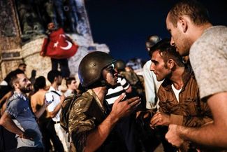 Солдаты-мятежники на площади Таксим и жители города, протестующие против переворота, Стамбул