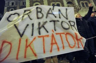 Акция протеста против новой венгерской конституции у здания будапештской оперы, 2 января 2012 года
