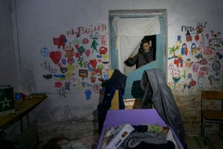 17-летний местный житель Владислав показывает подвал школы, в котором он провел 28 дней во время вторжения