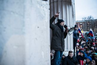 В середине осени власти начали отказывать штабам Навального в проведении его митингов, несмотря на то что активисты каждую неделю подавали сотню заявок по всей стране. В Самаре акцию сорвали под предлогом проведения «чемпионата по танцам живота». Происходящее на площади должна была заглушить музыка, но Навальный выдернул из колонок силовые шнуры — и выступил, вскарабкавшись на одну из них. 3 декабря 2017 года