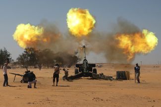 16 сентября 2011 года. Артиллерия противников Каддафи наносит удар на окраинах ливийского города Сирт. В первые недели гражданской войны у правительственных сил было явное преимущество, но благодаря военной поддержке НАТО повстанцы смогли переломить ход боевых действий