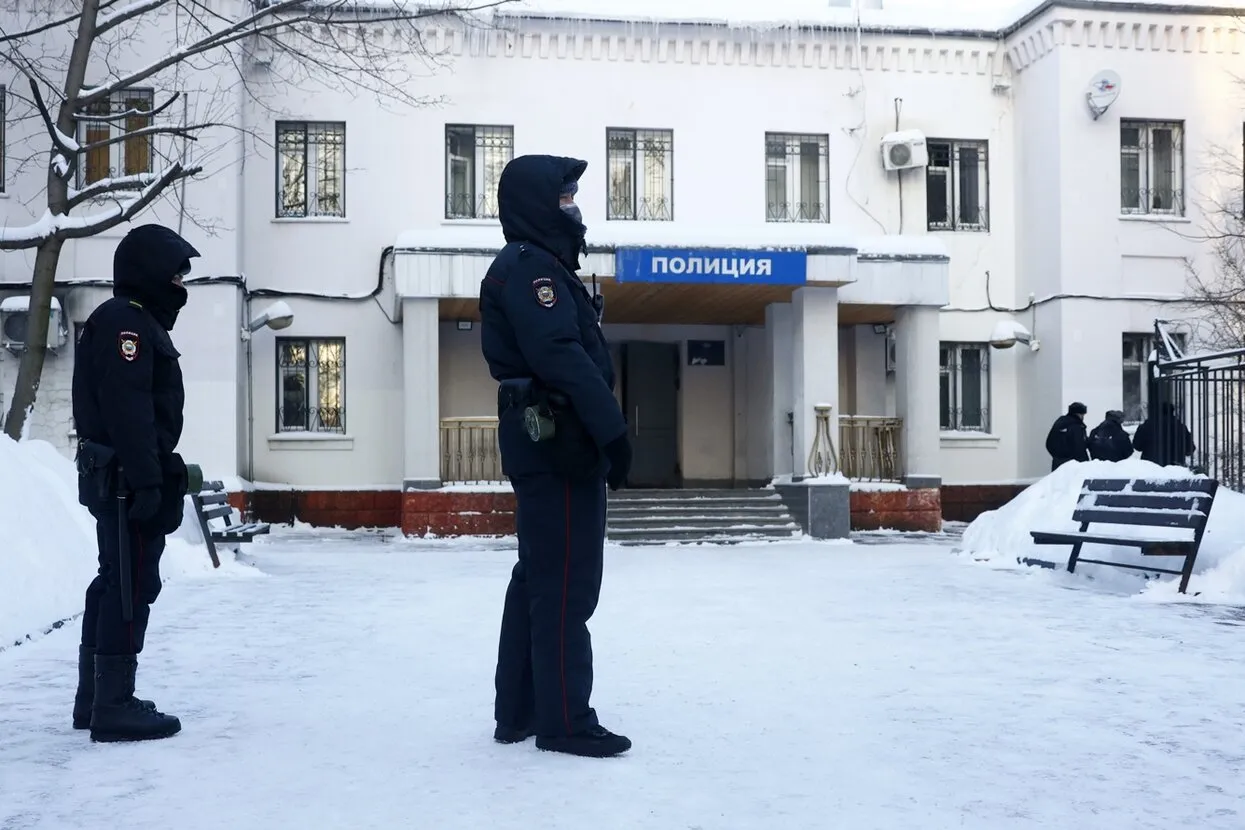 Загс нападение. Полиция суд. Милиция в суде. Отдел полиции Химки. Навальный полиция.