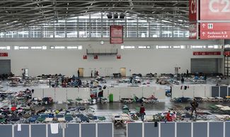 Центр временного размещения беженцев в выставочном зале на Мюнхенской ярмарке. 7 сентября 2015 года
