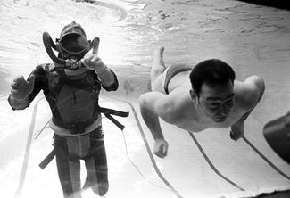 Экипаж «Союза-17» — Гречко (справа) и Губарев — в плавательном бассейне в Центре подготовки космонавтов. 1 января 1975 года