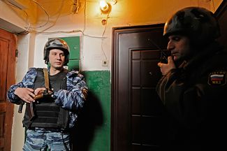 Сотрудники отдела вневедомственной охраны во время выезда на квартиру, в которой сработала сигнализация. Великий Новгород, 31 марта 2009 года
