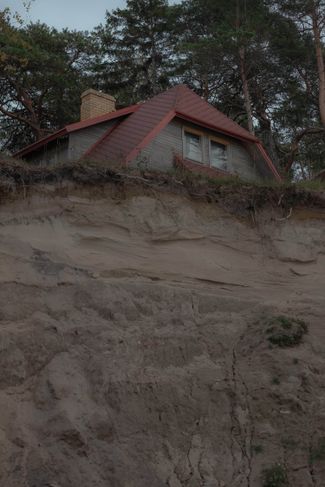 The house on the cliff’s edge in Jūrkalne. October 2024. 