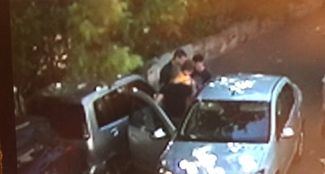 На кадре из видео с места задержания Голунова видно как ему в рюкзак подкидывают наркотики