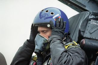 В разгар второй чеченской войны, с которой началась президентская карьера Владимира Путина, он регулярно фотографировался в военной форме и даже в истребителе Су-27, которым ему дали порулить во время визита в Грозный. 5 марта 2000 года