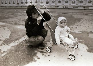 Виктор Цой с сыном Александром, 1986 год