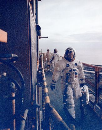 Базз Олдрин и Нил Армстронг идут к капсуле «Аполлона-11». 16 июля 1969 года