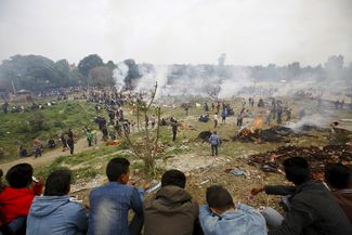 Кремация тел погибших в результате землетрясения, Бхактапур, Непал