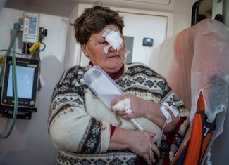Жительница Берислава, получившая ранения при обстреле, в машине скорой помощи во время эвакуации в Херсон 