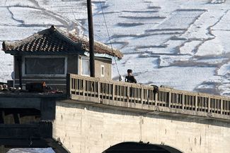 Северокорейский пограничник на границе Китая и КНДР