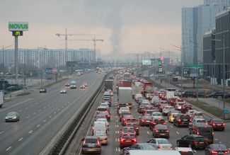 Автомобильная пробка в Киеве. После начала войны заторы образовались на выездах из столицы Украины