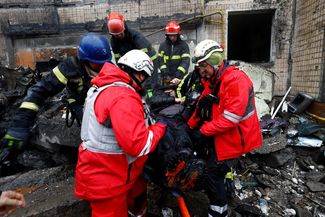 Пожарные спасают местного жителя из жилого дома, сильно поврежденного при ударе, 2 января 2024 года