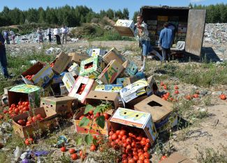 Санкционные продукты, конфискованные в Смоленской области сразу после того, как они прибыли с территории Белоруссии, июнь 2015 года