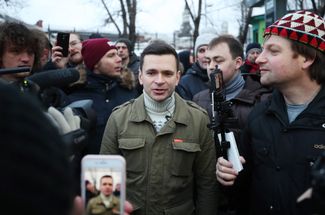Илья Яшин (в центре) во время не согласованной с властями акции в Лермонтовском сквере. 24 декабря 2017 года
